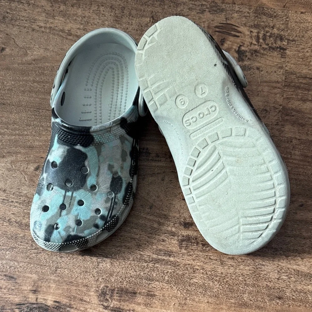 Camo Clogs size men’s 7 or women’s 9